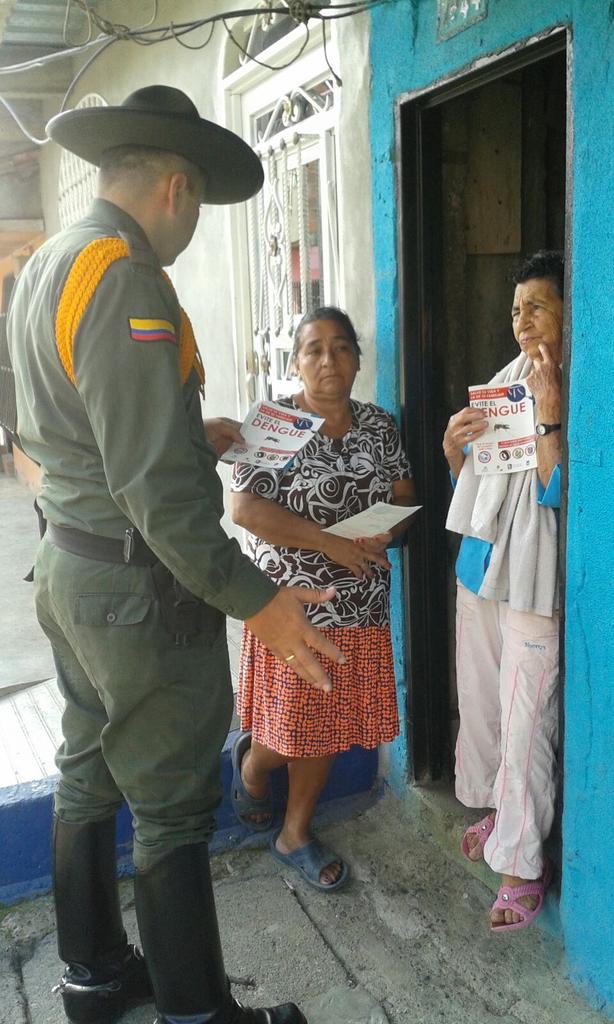 fernandopintoma's tweet photo. Carabineros Risaralda en conjunto con secretaria salud realizan fumigacion  para prevenir la transmisión de zika https://t.co/HBl7q9sKRV