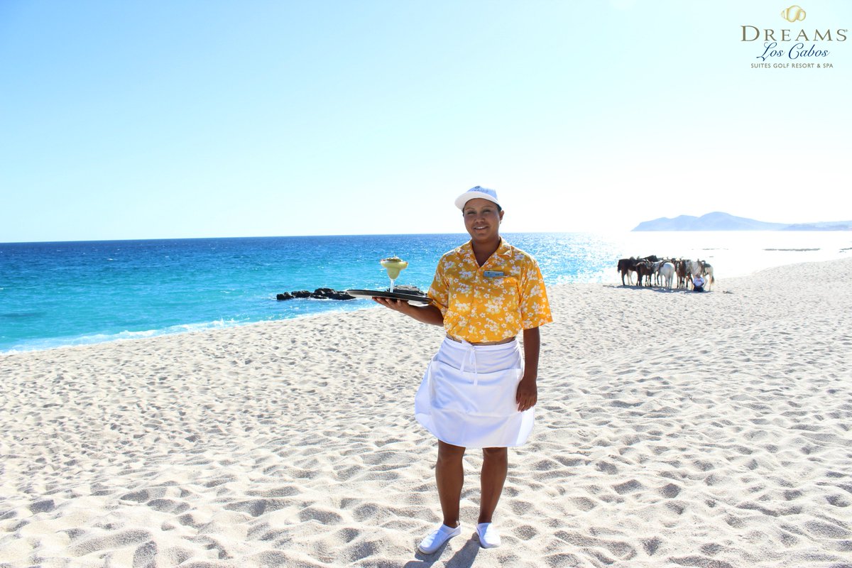 DreamsResorts's tweet photo. Serving up delicious cocktails on the beach at #DreamsLosCabos! #BeachThursday #LosCabos https://t.co/uepnFhtaHb