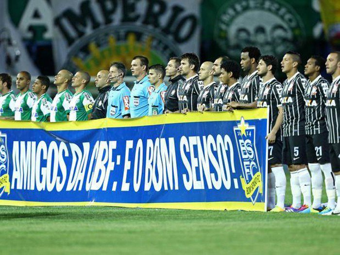 BomSensoFC's tweet photo. Não é só na arquibancada que censuram faixas, né, @CBF_Futebol? #FutebolSemCensura Pressione https://t.co/hcg5pDsiRH https://t.co/vWjYiizgos