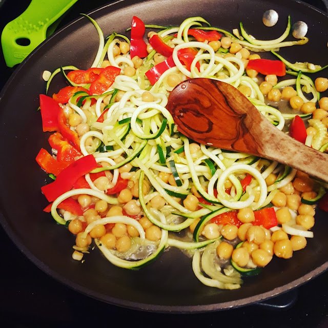 MeatlessMonday's tweet photo. Red Peppers with Zucchini &amp; Chickpeas: https://t.co/jCAoIWNvDU This #recipe from @mangotomato is super fast &amp; easy! https://t.co/yUu1ffhvFa