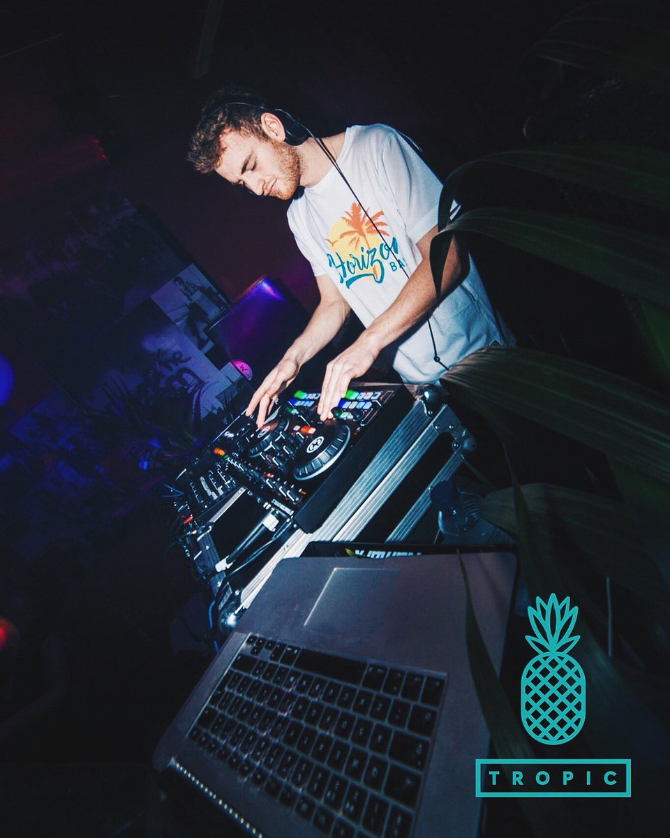 Horizon_Bay's tweet photo. @TomMisch in a 'life's a beach' tee ☀️🌴 https://t.co/h476eDszcu