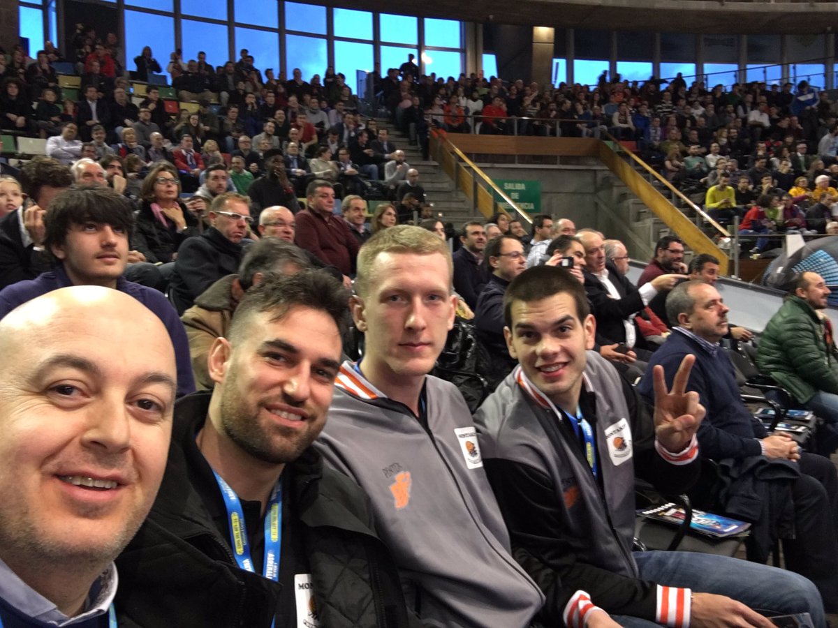 Viendo el primer partido. Empapándonos ya del ambiente...<a href="/BFuenlabrada/">Flexicar Fuenlabrada</a> <a href="/markopop006/">marko popovic</a> <a href="/Rsmits95/">Rolands Smits</a> <a href="/Alexllorca1/">Álex Llorca</a>