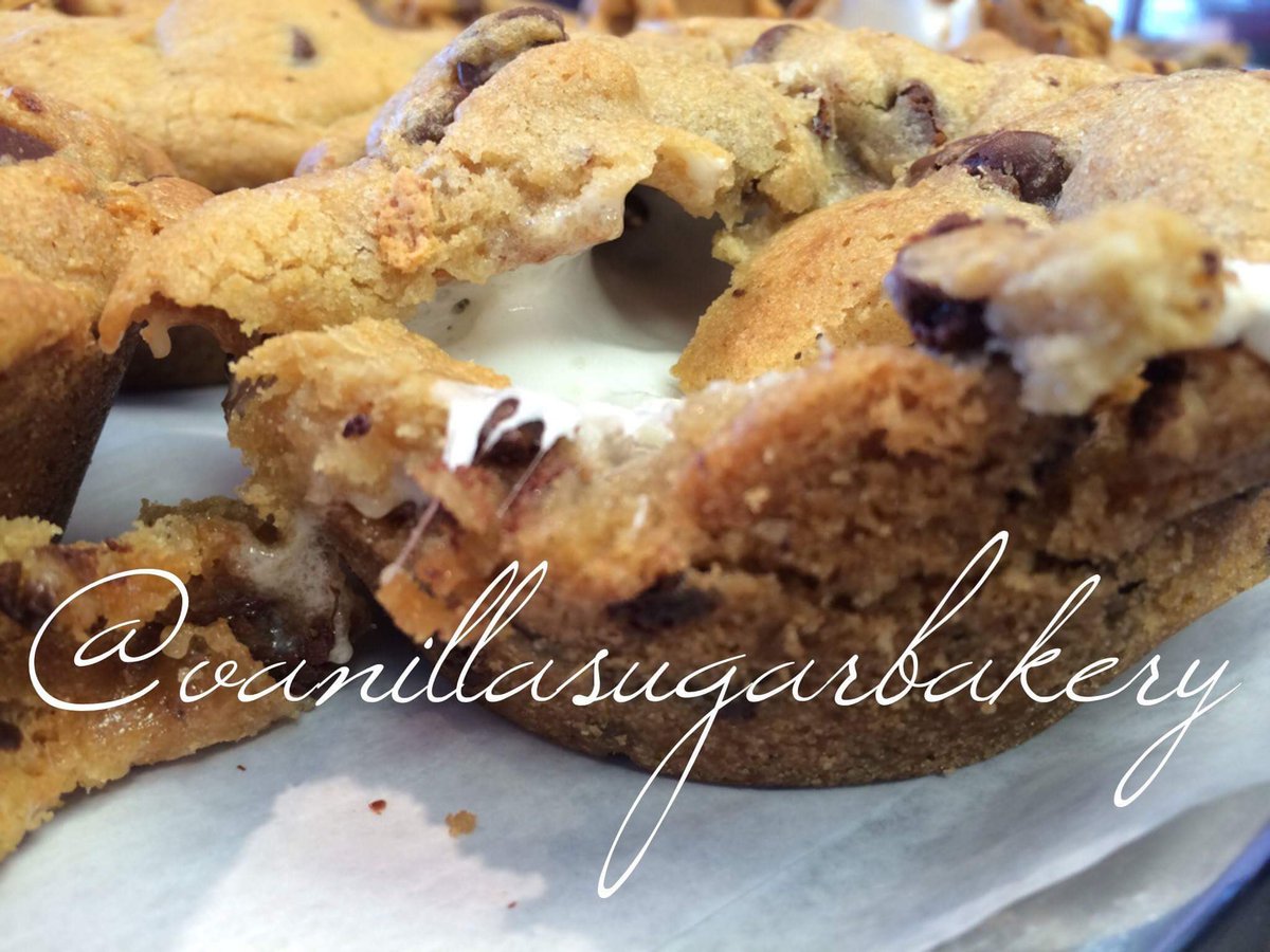 vanillasugarbak's tweet photo. Smores + Chocolate Chip Cookie = Heaven #stuffedcookie #smores #bakery #winfieldil #sweeteats #gourmetdessert https://t.co/kganSlKGrP