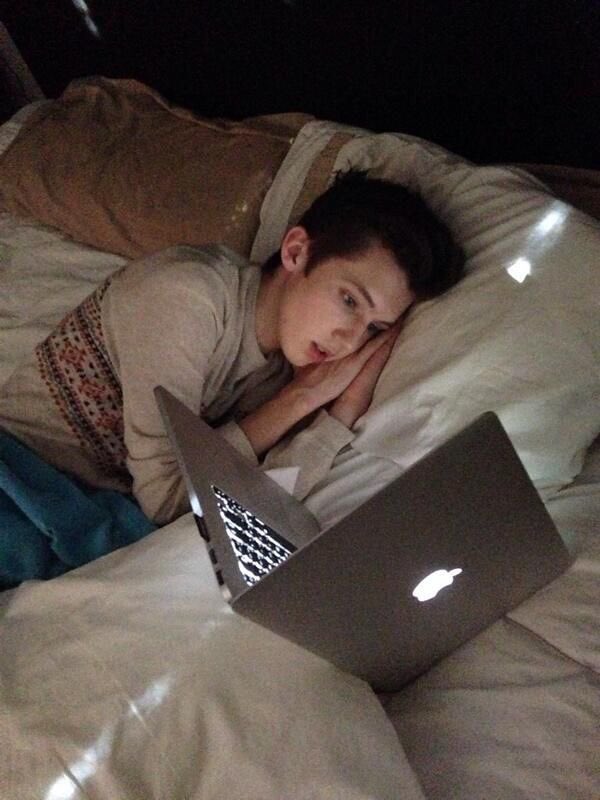 favtroyepics's tweet photo. me waiting @troyesivan follow https://t.co/yKkiNPZLHy