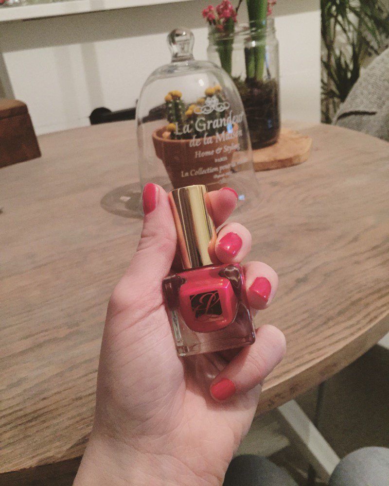 ammyyx's tweet photo. Nagellakjes testen voor Glamour en Estée Lauder 👌🏻 #glamourbeautylover #beautyloveresteelauder https://t.co/rFKqOfNuSP