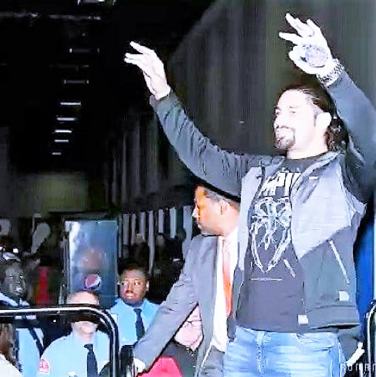 LeeshaNDessy's tweet photo. #Roman #ItsABeautifulDay #2CheerOurFavWrestler #SunFastlane @WWERomanReigns @romanreigns568 https://t.co/xSLCM5vOlR