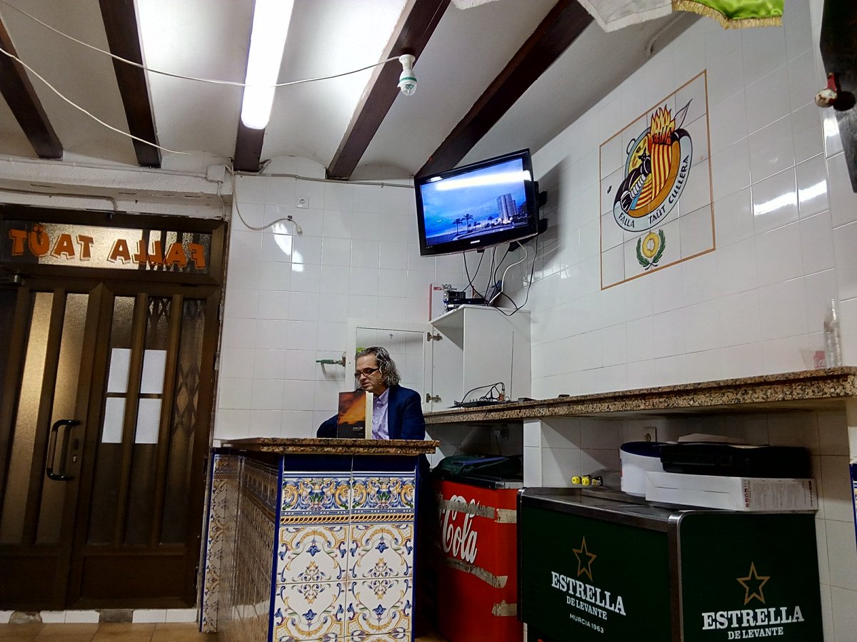 TautFalla's tweet image. Cloenda de la setmana cultural amb una vetllada d'amor i humor a càrrec de Joan Gimeno.