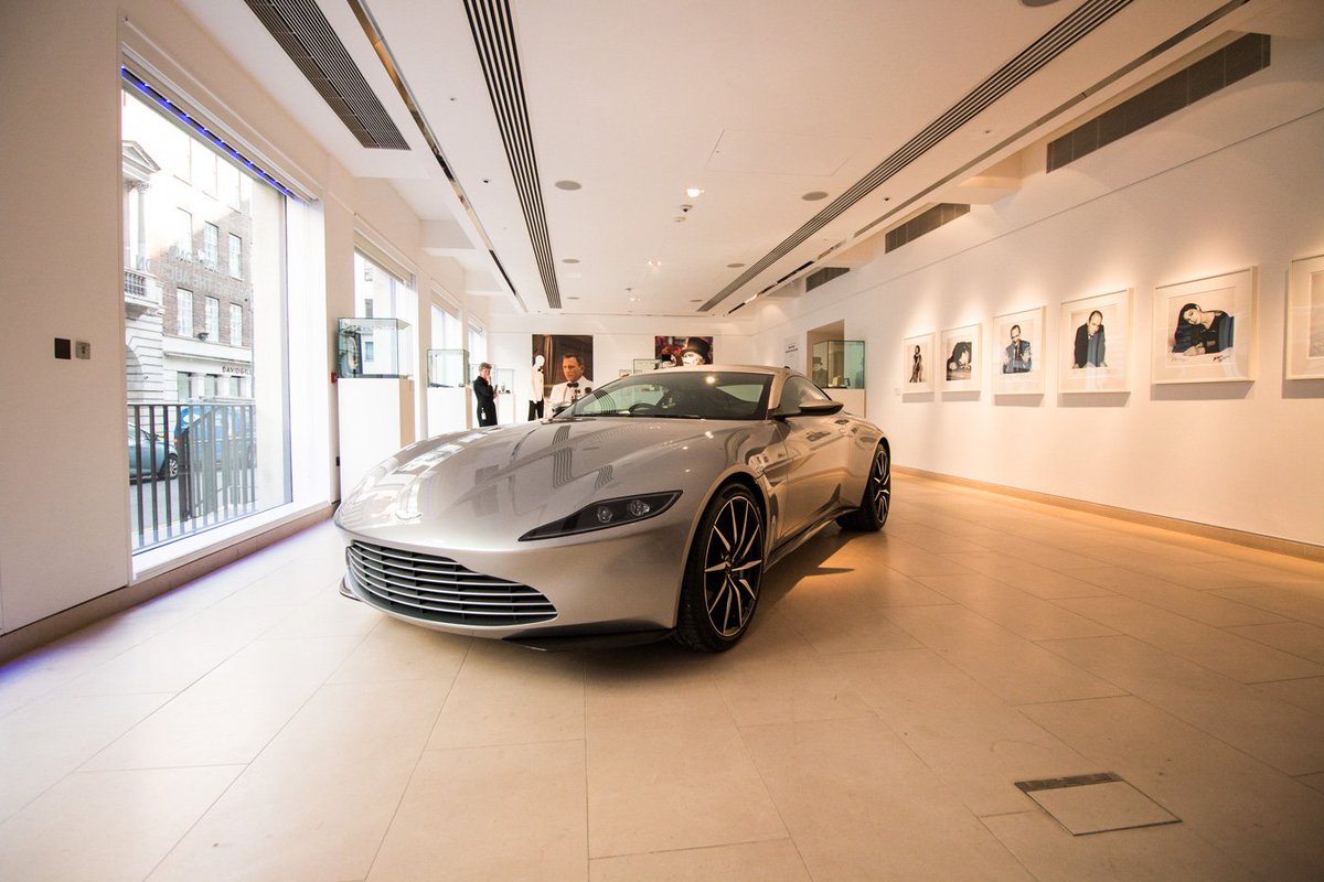 JB007_NL's tweet photo. Foto’s: 24 SPECTRE-items bij Christies Londen - https://t.co/CrxfzQmSdI #JamesBond #SPECTRE https://t.co/XoRyDMzwGV