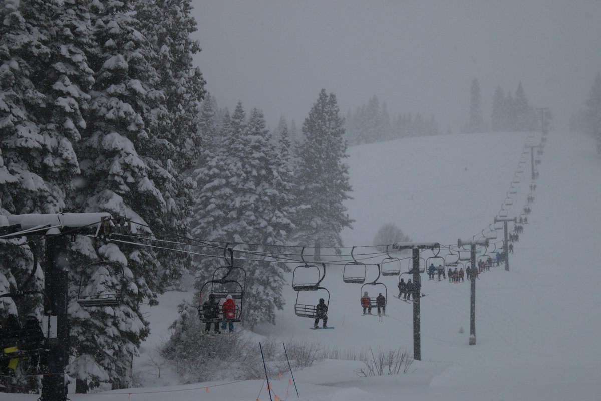 skihomewood's tweet photo. Lifts are turning friends! Come on up and enjoy 2 feet of new snow! https://t.co/tkrWJV9Typ