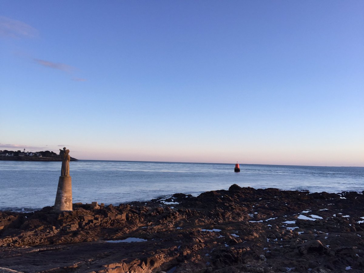 MaisonLocker's tweet image. Locmariaquer. Que c'est beau. On ne se lasse pas de la pointe de kerpenhir#golfedumorbihan#