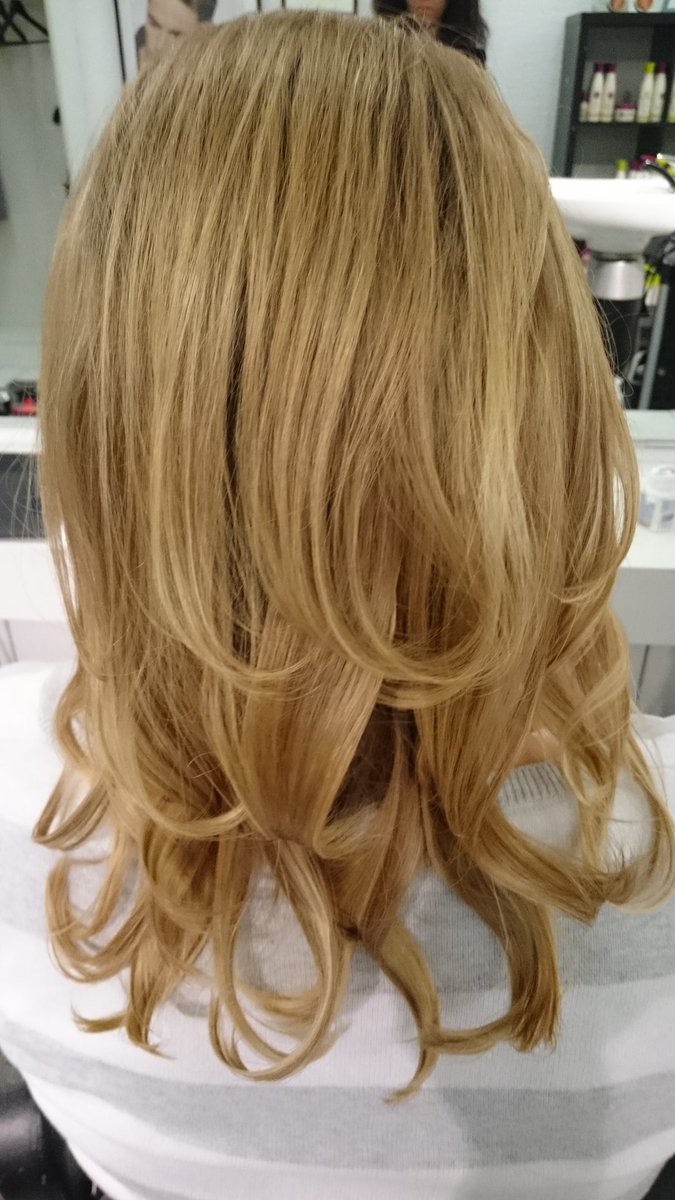 SalonLescher's tweet photo. Ich wünsche euch einen schönen Abend 😊 #berrywell #colorboard. #balayage https://t.co/hcxNIHGk0w