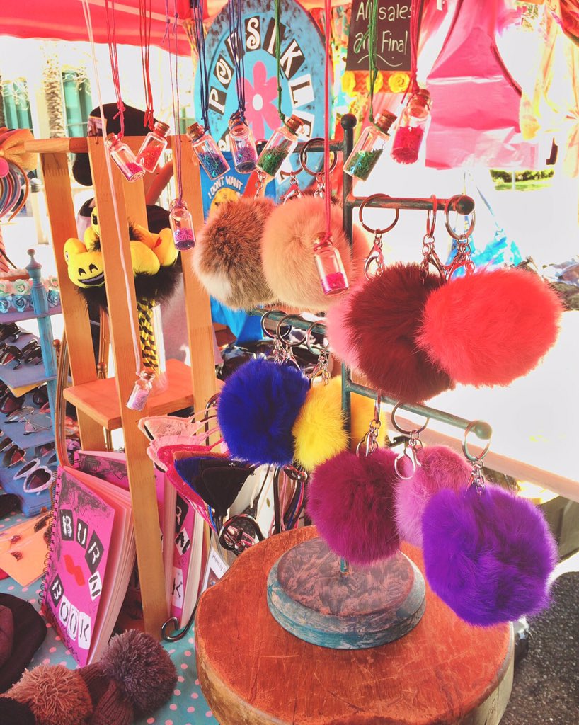 PopsikleShop's tweet image. Goodies for days...💕🌈🎨🚌🌻🍊💖 #pompomkeychain #pompom #burnbook #meangirls #sunglasses #sunnies #emoji #pixiedust