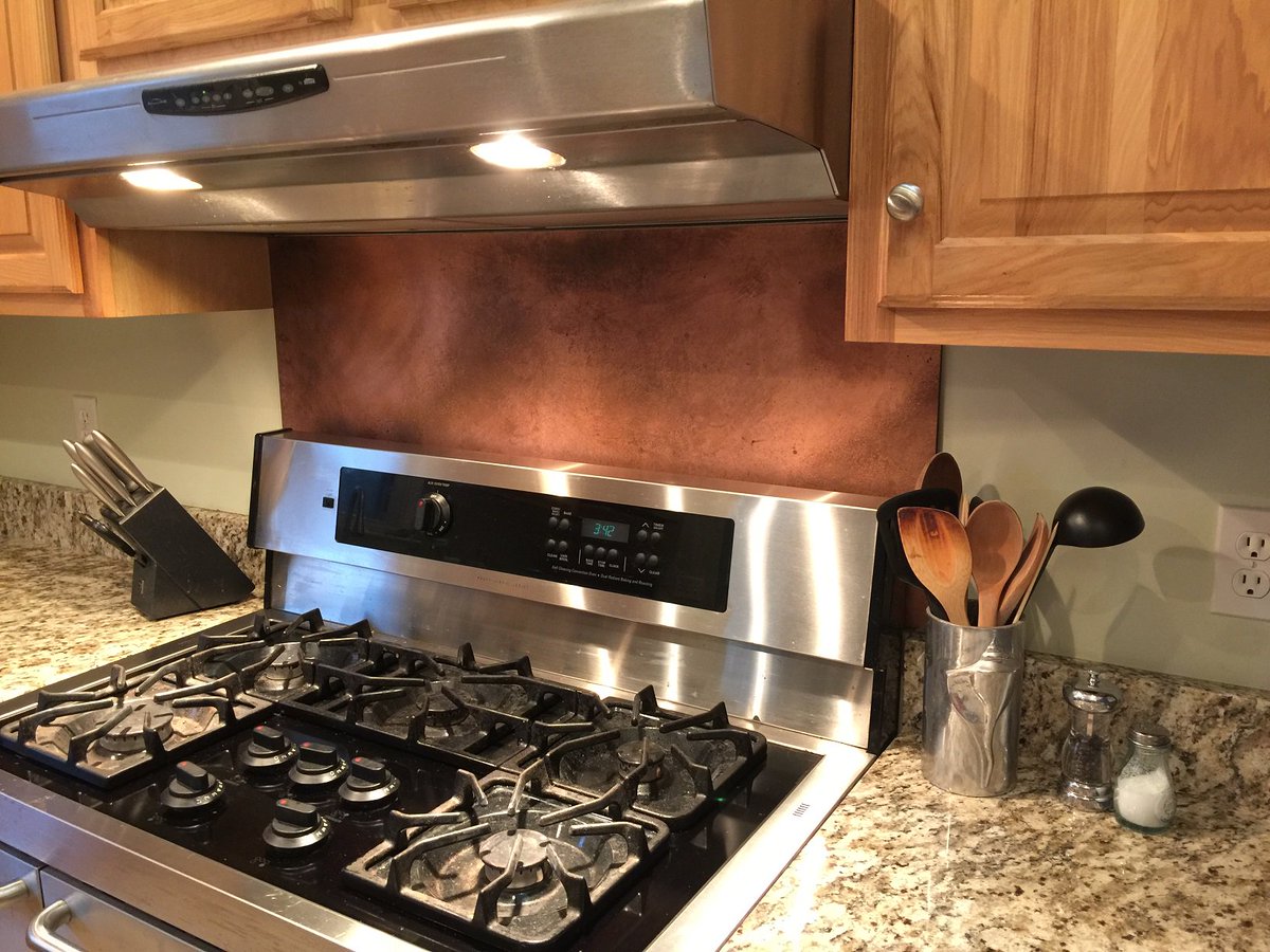 coppersheet's tweet image. Rustic brwn coppr backsplash using our 10 mil cu sheeting! bit.ly/1QnvIEt #copperbacksplash #basiccopper