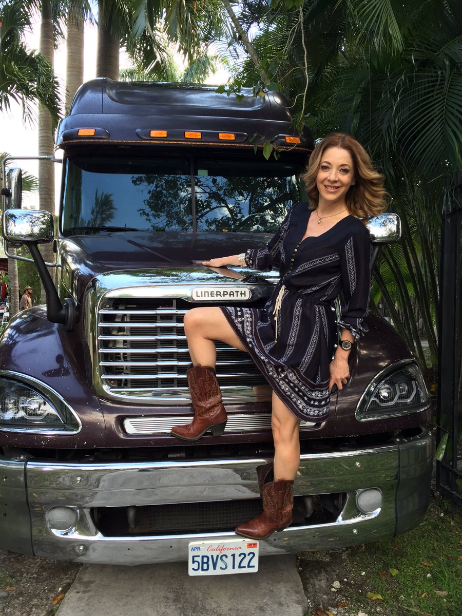 #fun#imperdible#workingwoman por <a href="/Telemundo/">Telemundo</a> #EvaLaTrailera 🚍!!!!