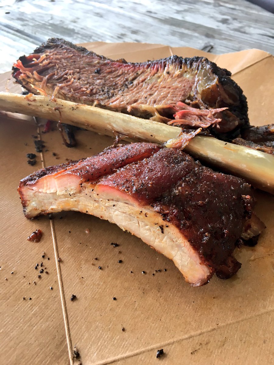 BBQsnob's tweet photo. I wasn't expecting great smoked brisket at my first stop in Seattle, but @campfireforyou delivered. Smoked on apple. https://t.co/s7UNWdweEJ