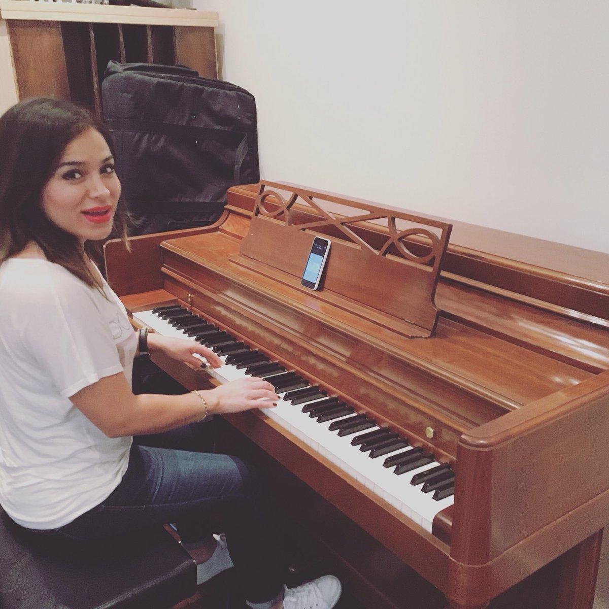 zairajohnson9's tweet photo. Calentando para grabar la última canción de mo EP 😃🙌🏻🙌🏻🙌🏻 https://t.co/15h4SGsj4o