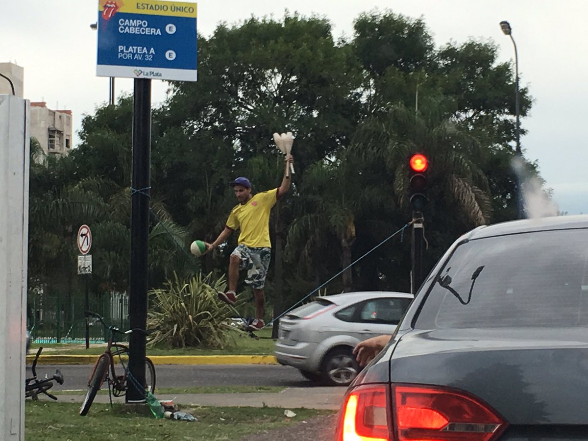 alejosantander_'s tweet photo. T quiero así #LaPlata con tus equilibristas d semáforo y tu marketing pulenta. #comideishon #bebideishon #rolineston https://t.co/qbkvPU4UQ4