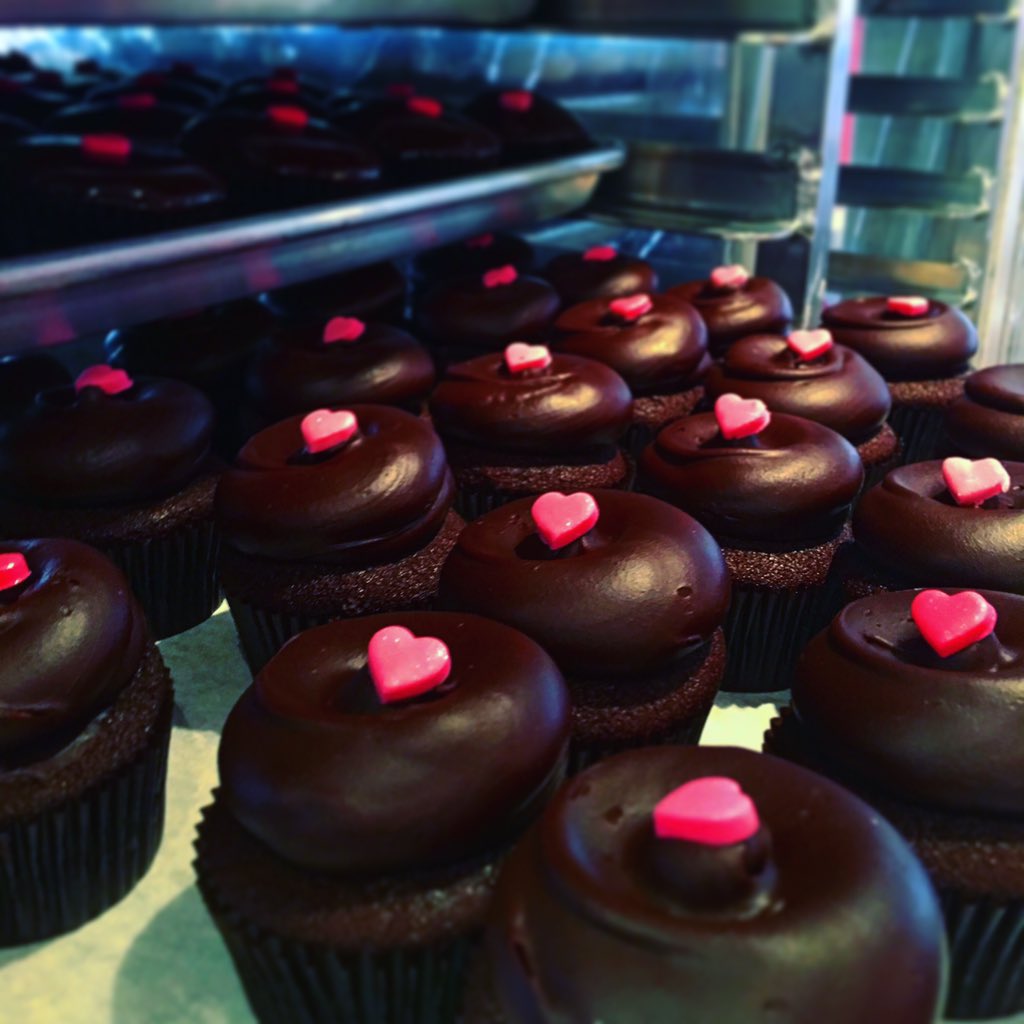 GTownCupcake's tweet photo. 💕 #georgetowncupcake #behindthescenes #CupcakeCam #RacksCam https://t.co/c84N15DmKn 💕 https://t.co/OoWqbneYQu