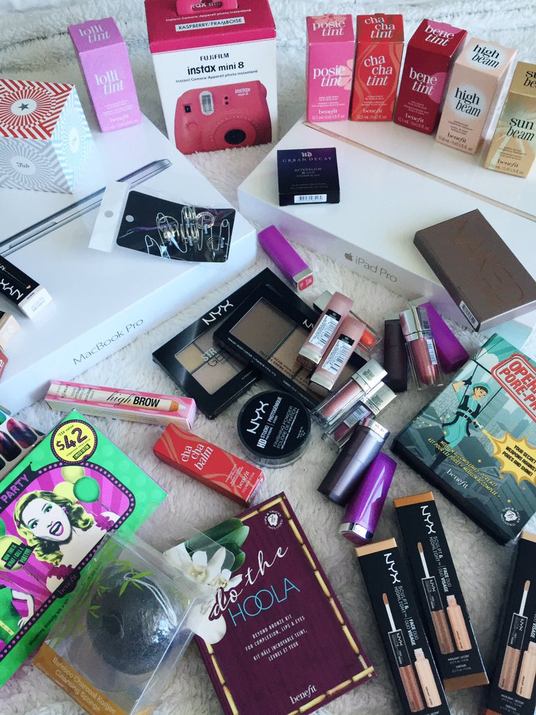 ClaudiaSulewski's tweet photo. Oooo la la, just filmed my birthday giveaway that's going up tomorrow!💕💜 #happyhappyhappy https://t.co/2H7WrF3byK