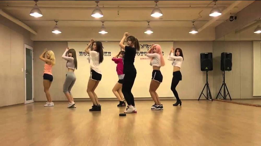 Rainbow clap-clap to 'Whoo' in new choreography practice! allkpop.com/article/2016/0…
