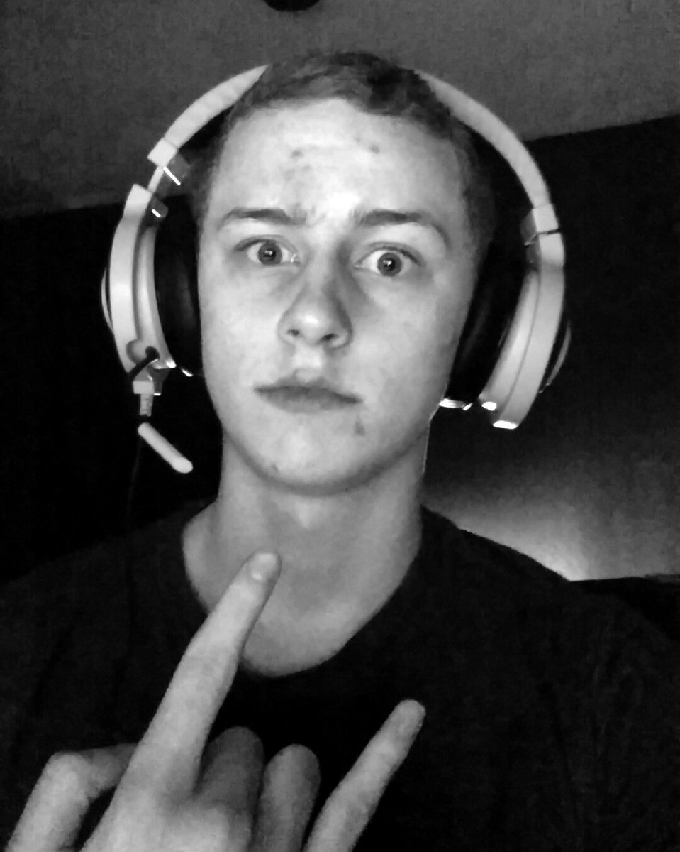 DrStreamTWITCH's tweet photo. Lets get our asses gaming boi @Bossmon0420 #gaming #twitch #blops3 https://t.co/YY9PW3vgtw
