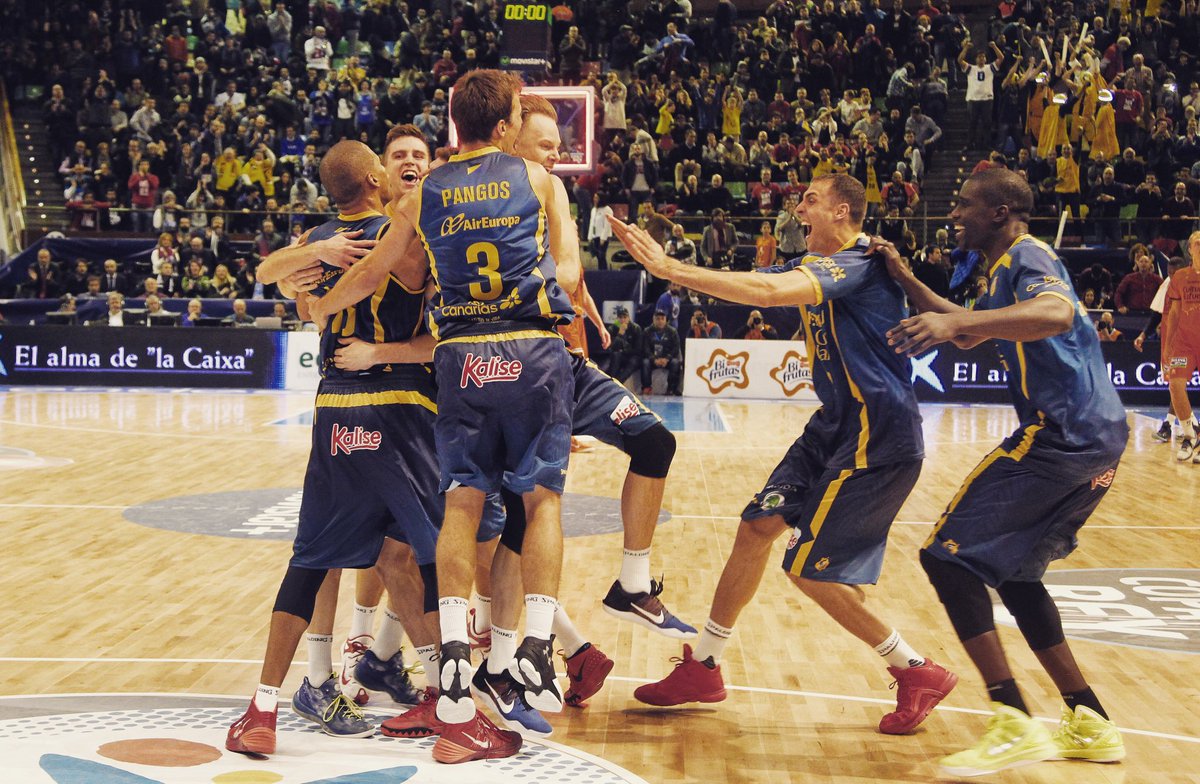 GranCanariaCB's tweet photo. Lo hicimos. Sí. Divina locura. Desde una isla lejana. Esta camiseta se suda. Se siente. #VamosGranca #JugamosJuntos https://t.co/JJoxr3F2jD