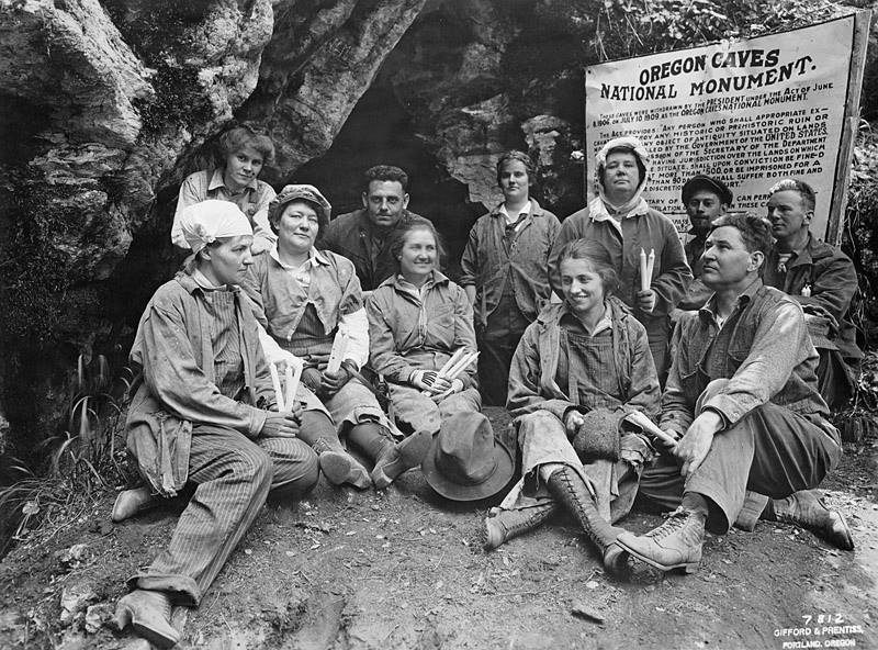 OregonCavesNPS's tweet photo. Alan Davenport shared this photo from circa 1920. This may be a group outing of the Mazamas Climbing Club. #TBT https://t.co/Y8s6vG0XLZ