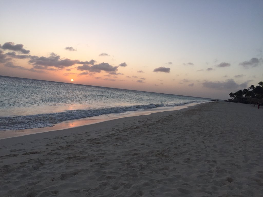 morgan__ashlee's tweet photo. slightly obsessed w the beach ⛱ https://t.co/LM1PMmptex