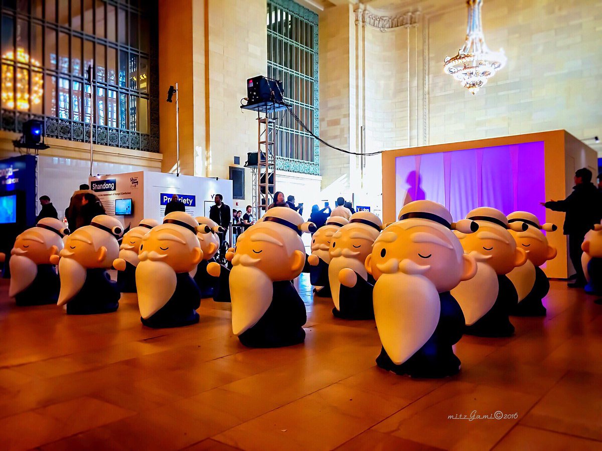 mitzgami's tweet photo. #HelloKongzi in #NewYorkCity Who n what are they? I don't know😄 #GrandCentralTerminal @hellokongzi #NYC #iPhoneOnly https://t.co/VnIvrrIBwi