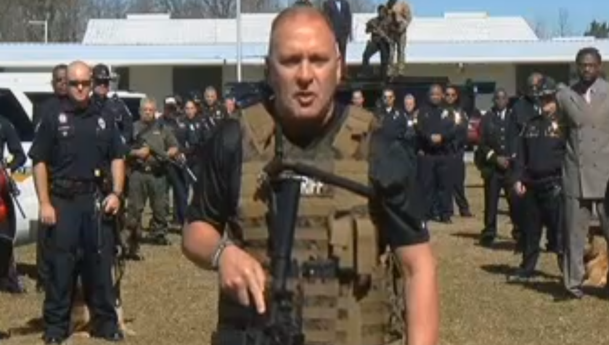 totalfratmove's tweet photo. Cop Dishes Out Most Badass Threat Ever Delivered To Gang Members Terrorizing His Community: https://t.co/mL0z8a09Py https://t.co/KrDabZ5VeX