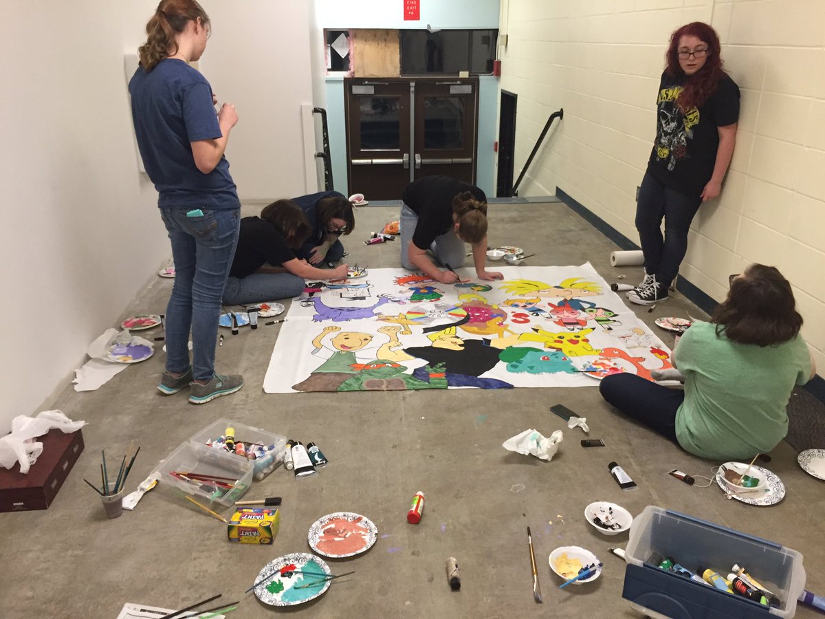CLASSOF2019_PHS's tweet photo. Our class of 2019 troopers working hard into the night on the hallway, mural, and skit! https://t.co/5auVU96Ca3