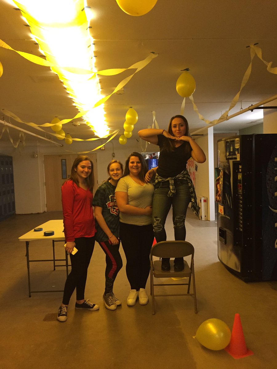 CLASSOF2019_PHS's tweet photo. Our class of 2019 troopers working hard into the night on the hallway, mural, and skit! https://t.co/5auVU96Ca3