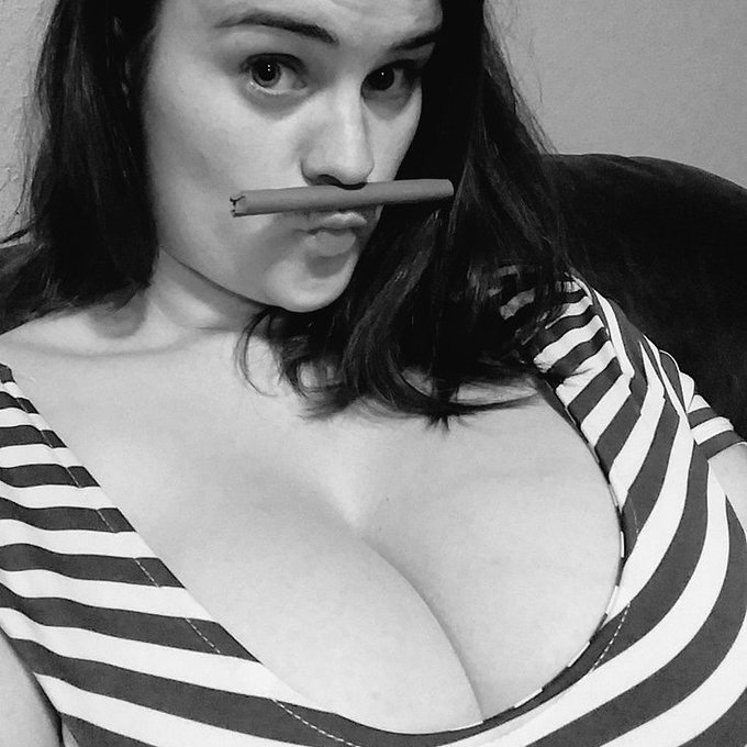 This picture allows me to still smell that delicious wrapper... *wink*  #blunt  https://t.co/J85rXdN337<a href="/tag/blunt"class="tags"><span>#blunt</span></a>