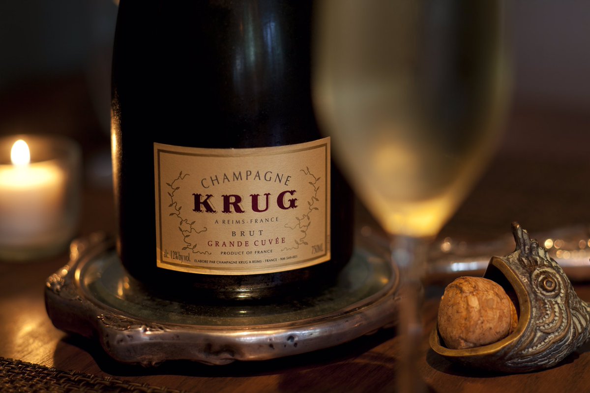 It's #NationalDrinkWineDay! Like you need an excuse to drink wine? Join us for a glass—or bottle, we won't judge! 🍷🍾