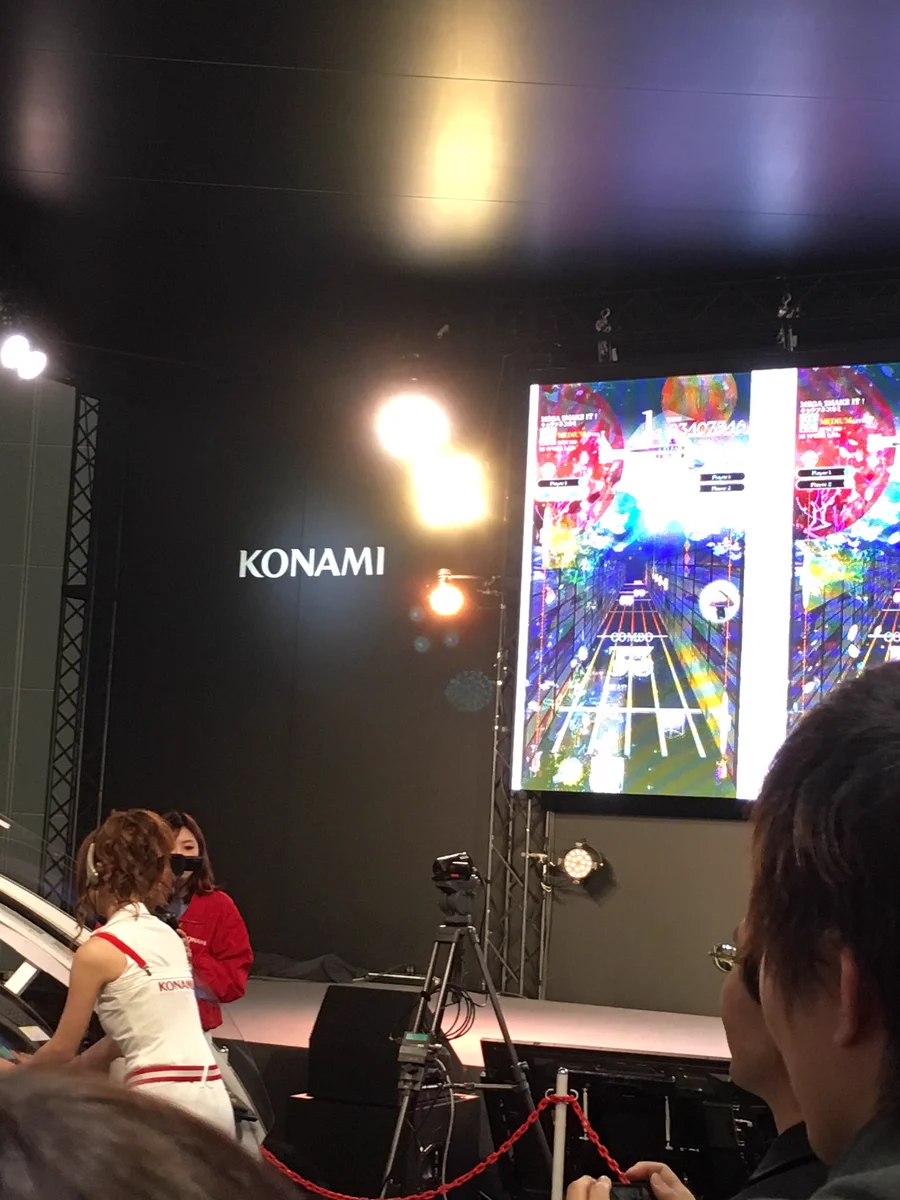 KONAMIのお姉さんの後ろ姿が美しすぎる...これは永久保存...