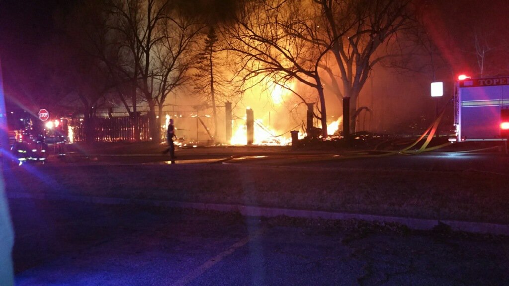 KSNTNews's tweet photo. Large blaze at 21st and Randolph tonight in #Topeka. https://t.co/PoltE3jkjm