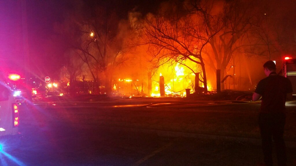 KSNTNews's tweet photo. Large blaze at 21st and Randolph tonight in #Topeka. https://t.co/PoltE3jkjm