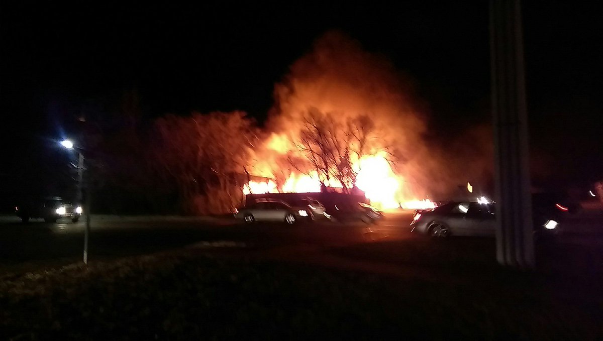 KSNTNews's tweet photo. Large blaze at 21st and Randolph tonight in #Topeka. https://t.co/PoltE3jkjm