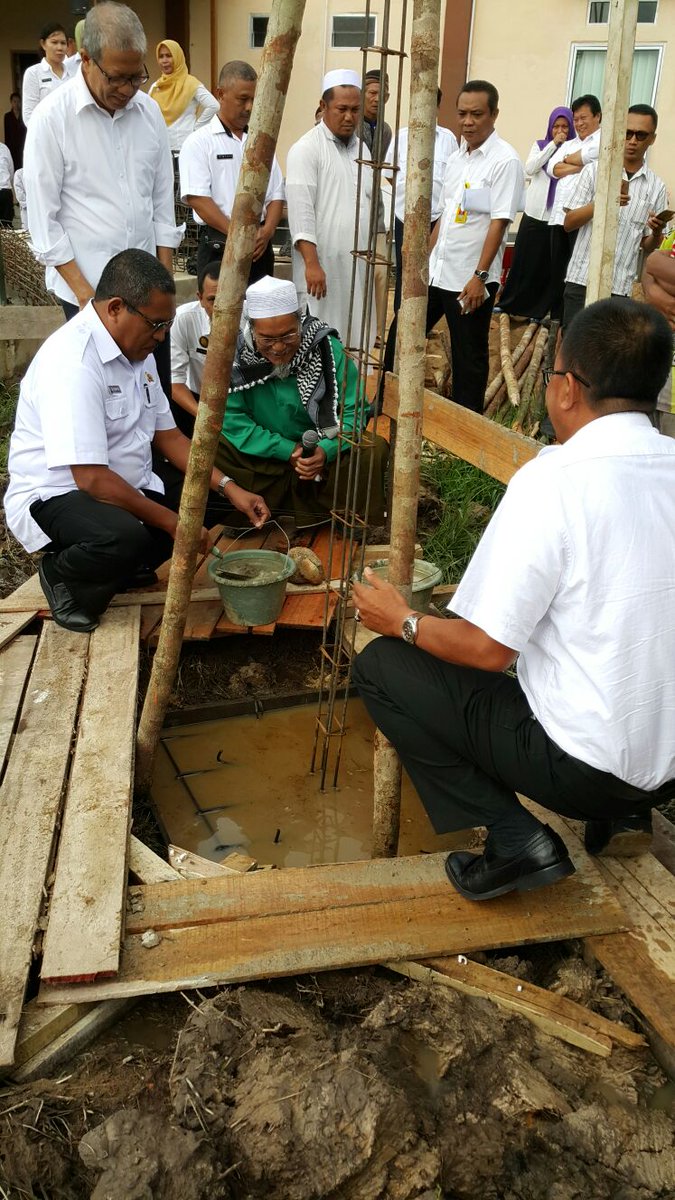 rianharedy's tweet photo. peletakan btu pertma pembngnan masjid kantah kab. Kuburaya kalabar oleh kakanwil @atr_bpn @bpn_kalbar @gusmintuarita https://t.co/D9JLOad1wo
