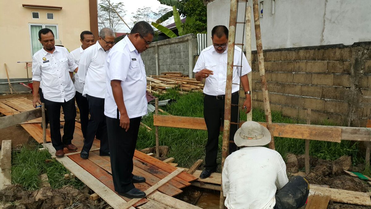 rianharedy's tweet photo. peletakan btu pertma pembngnan masjid kantah kab. Kuburaya kalabar oleh kakanwil @atr_bpn @bpn_kalbar @gusmintuarita https://t.co/D9JLOad1wo