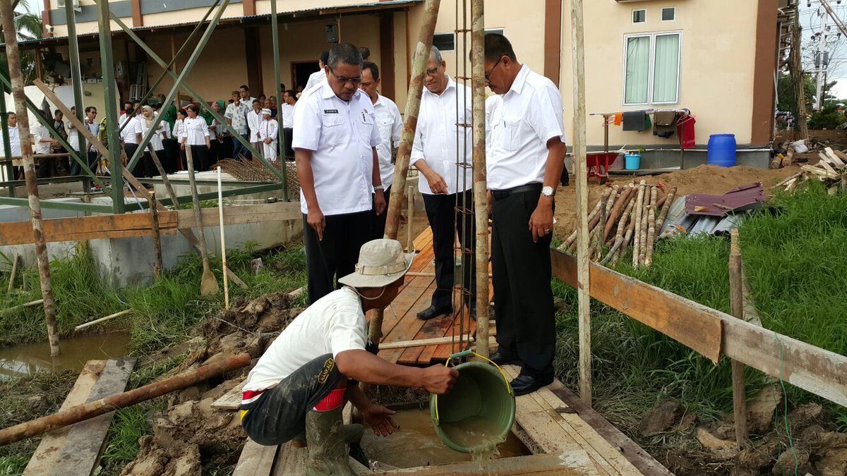 rianharedy's tweet photo. peletakan btu pertma pembngnan masjid kantah kab. Kuburaya kalabar oleh kakanwil @atr_bpn @bpn_kalbar @gusmintuarita https://t.co/D9JLOad1wo