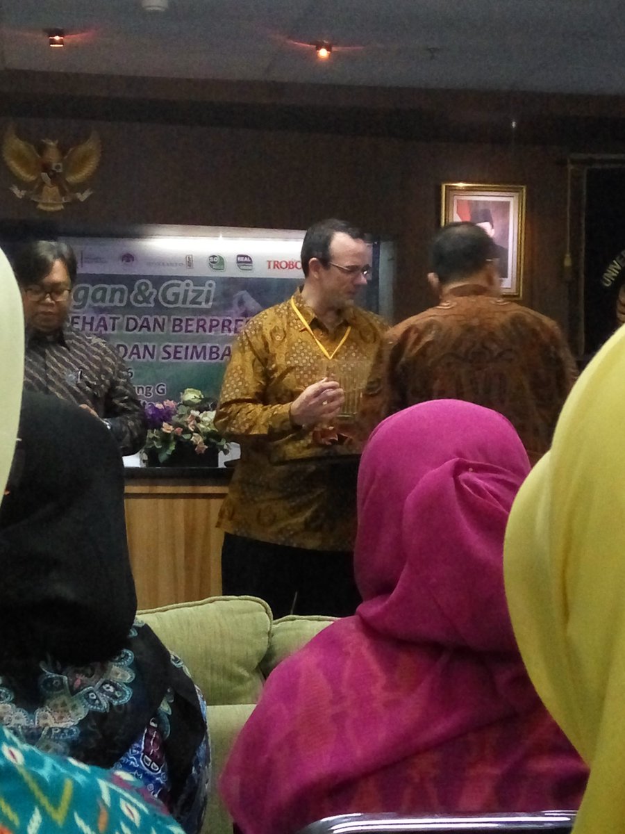 ity_moet's tweet photo. Mr. Milton ini seorg RD, saya salut dgn beliau @MonsantoID jg sgt brpran ptg dlm pangan &amp;gizi #MiltonStokesVisit https://t.co/741KOIh3gG