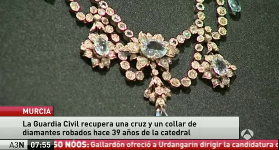 A3Noticias's tweet photo. Recuperan una cruz y un collar robados del tesoro de la catedral de Murcia hace 39 años https://t.co/mb1QcTV95q https://t.co/REg0x7sggJ