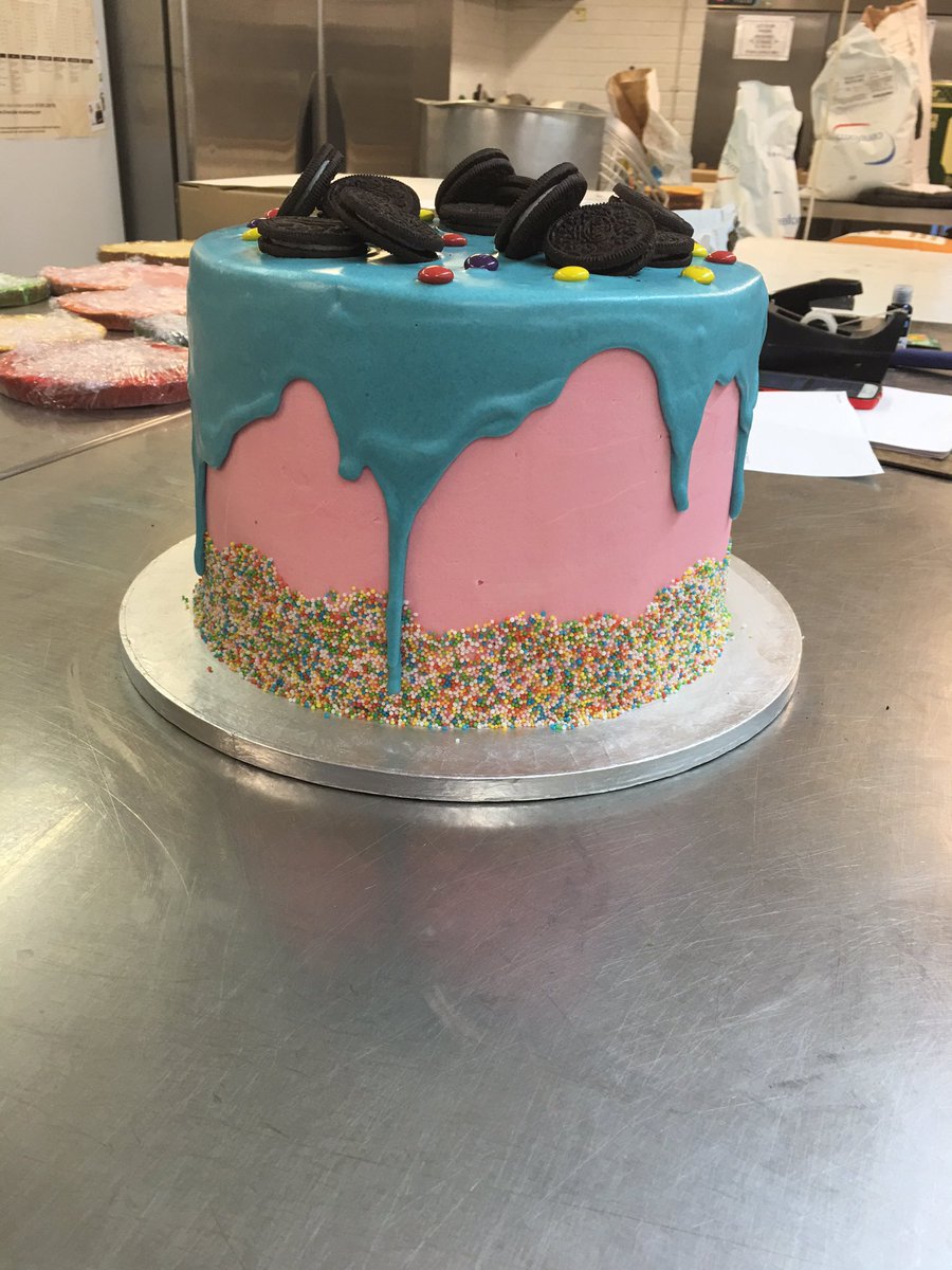 Now that what I call a #Birthdaycake 🎉🎈 #oreo #happyfriday #lovelondon #bakeoff ❣🎈🎉