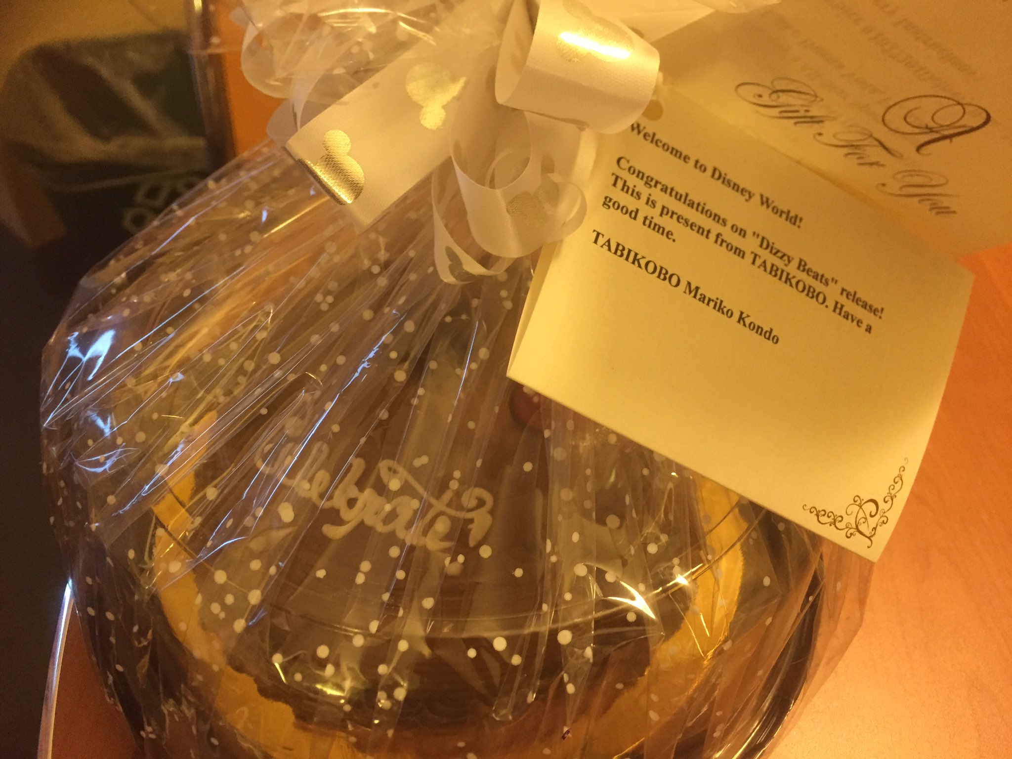 あやぺた Dizzy Sunfist オーランドに到着して ディズニー ワールドのオフィシャルホテルにチェックインしたら 友達が働いてた会社にツアーを頼んでて 部屋に入るとケーキが 手紙を読むとdizzy Beatsのリリースお祝い 泣 素敵な旅行がもっと素敵になり