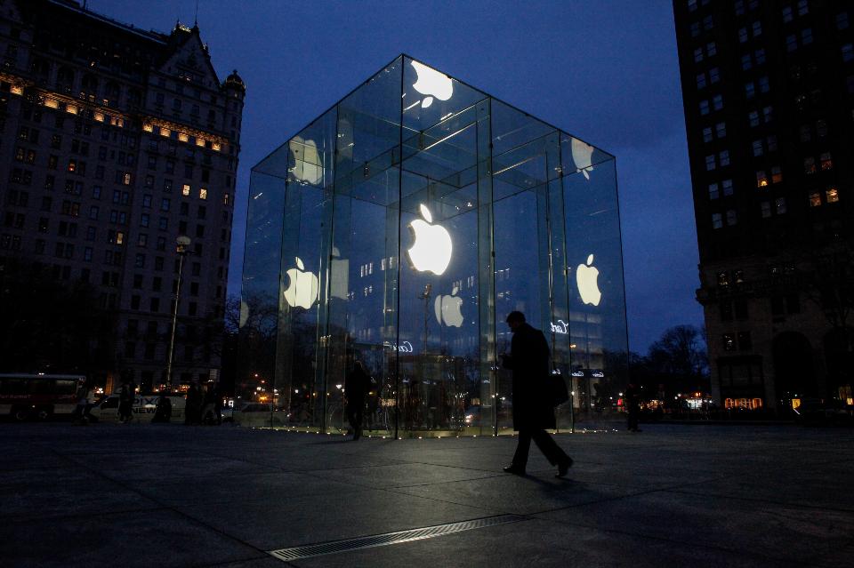 ForbesTech's tweet photo. Turns out the FBI can open iPhones using dead suspects' fingerprints https://t.co/NTjpaYaqjJ https://t.co/mrsGKEZs9y