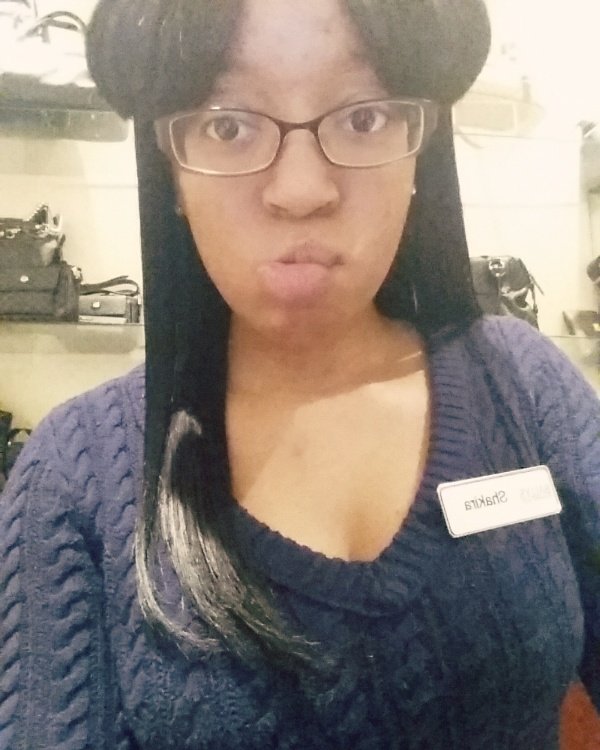Shakiranicolee's tweet photo. when boredom strikes 😬😋😗😂 #Workselfies https://t.co/Vm6lQHGotw