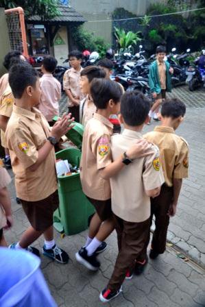 sdbpiyes2's tweet photo. Jumat #GPS
@ridwankamil,@disdik_bandung,@bplh_kotabdg,@GPSbdg ,@se_bdg,@BDGcleanaction,@hero_bandung,@aheryawan https://t.co/MRJTNi11J6