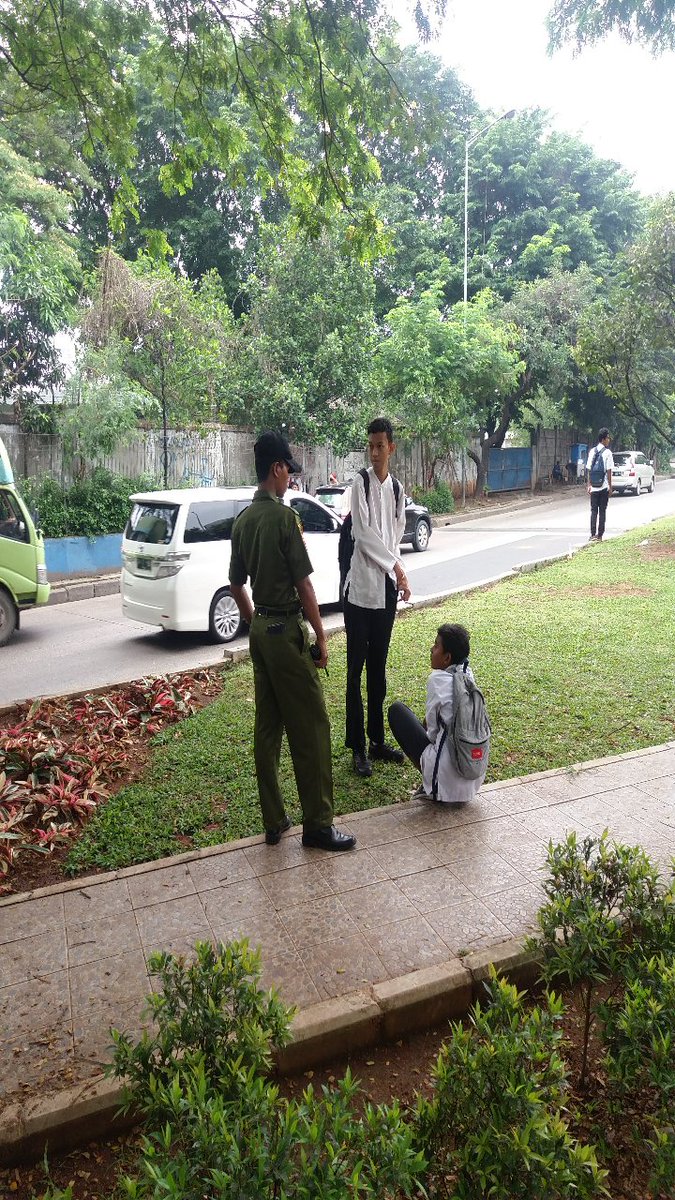 Penertiban pelajar yang berkeliaran saat jam belajar <a href="/PolppTngkota/">satpolpp.tngkota</a> @TangerangNews_ <a href="/STARADIO1073/">107.3FM STARADIO | 5G</a> <a href="/AnisBaswedan/">Aniz Baswedan</a> *AZ