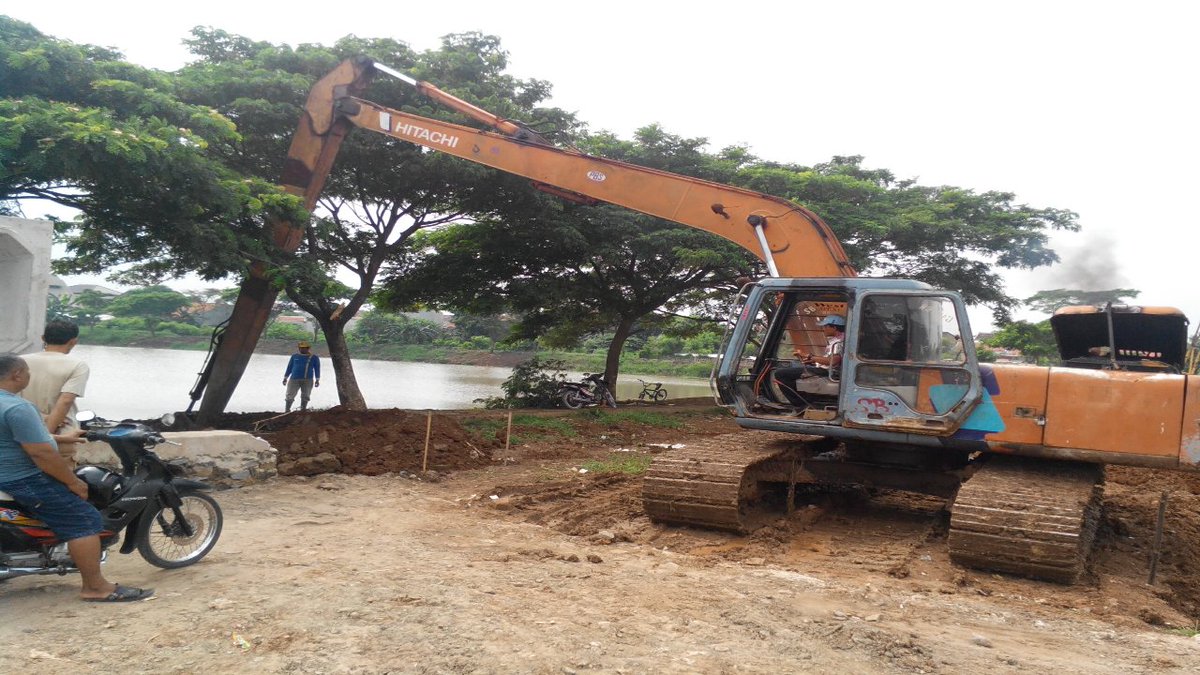 antisipasi banjir, petugs bebersih kali ledug &amp; situ bulakan <a href="/PerjakaGesit/">@PerjakaGesit</a> <a href="/TNGCleanAction/">TangerangCleanAction</a> <a href="/AboutTNG/">About Tangerang</a> <a href="/mata_kota/">HelloTangerang</a> *AZ